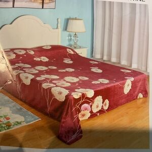 NWT Mariposa Wine Flannel Blanket Queen size, poppy design, super soft